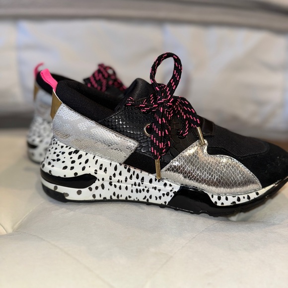 BRAND NEW Stylish Steve Madden Cliff Black and Pink Women's Sneakers - Picture 3 of 5